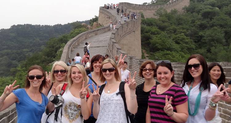Groupe de touristes posant sur la Grande Muraille de Chine.