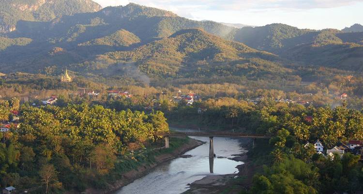 Vista panorámica del río Nam Khan serpenteando a través de colinas boscosas alrededor de Luang Prabang.