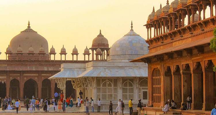 Multitudes explorando arquitectura histórica, posiblemente en Fatehpur Sikri.