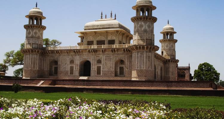 Mausoleo de Itmad-ud-Daula en un jardín.