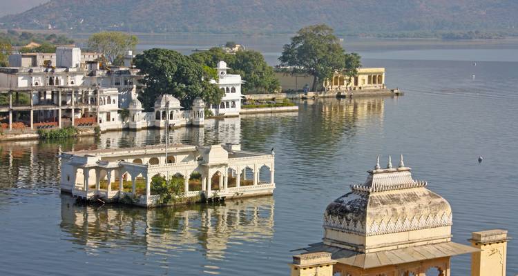Edificios palaciegos rodeados por un lago.