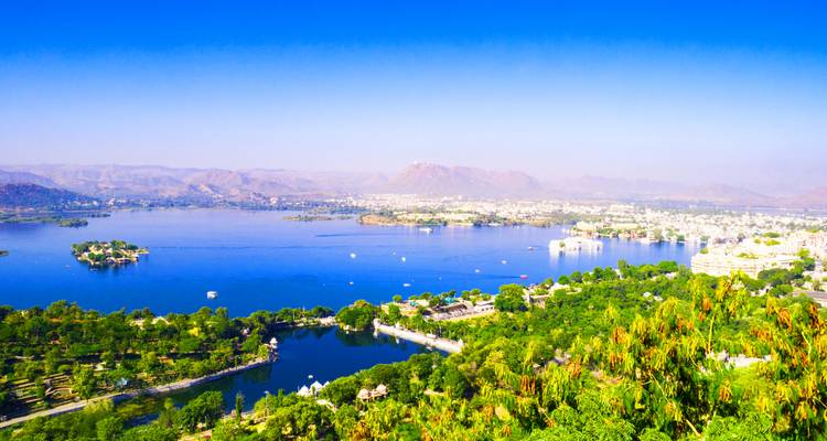 Vista panorámica de un lago y una ciudad durante el día.