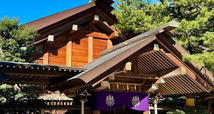 Estructura tradicional de madera con una pancarta morada.