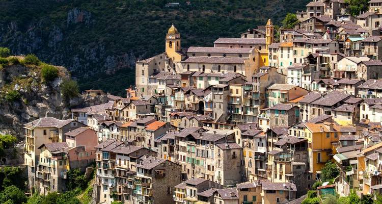 Dense amas de maisons dans une ville italienne vallonnée.