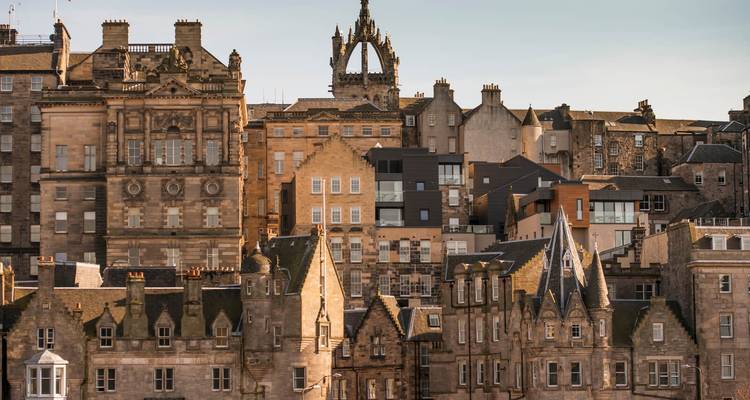 Alte Steingebäude dicht gedrängt in einer Stadt.