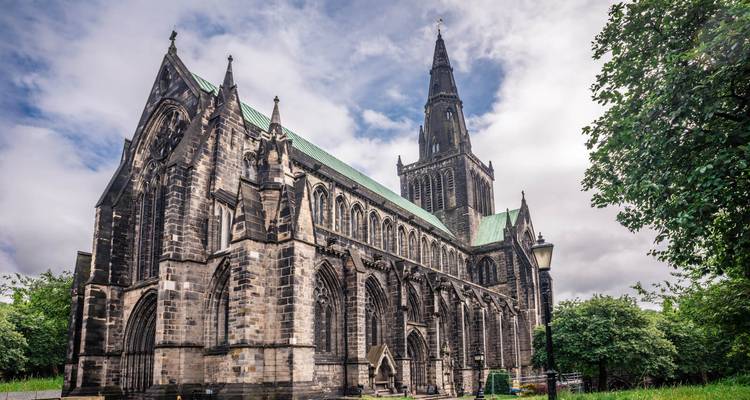 Gotische Kathedrale mit einem hohen Turm.
