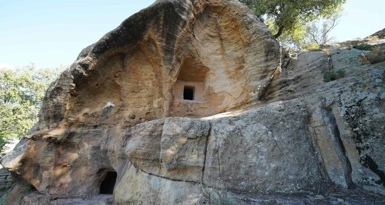 Habitations troglodytiques dans un cadre naturel.