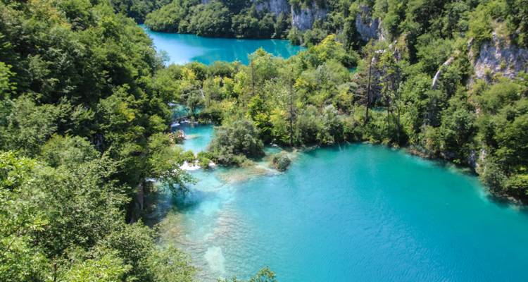 Lacs turquoise entourés d'une végétation luxuriante.