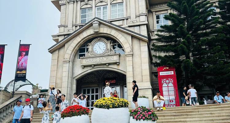 Los turistas se reúnen en los escalones del edificio de la estación 'Gare Morin' coronado por un gran reloj