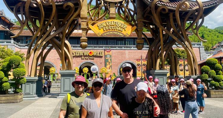 Las multitudes ingresan por una puerta de madera ornamentada que lleva un letrero de festival de cerveza en un popular complejo turístico de montaña