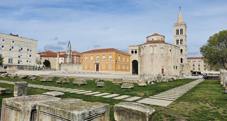 Ruinas antiguas restauradas con múltiples estructuras de piedra.