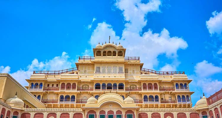 Palacio colorido con un cielo vibrante.