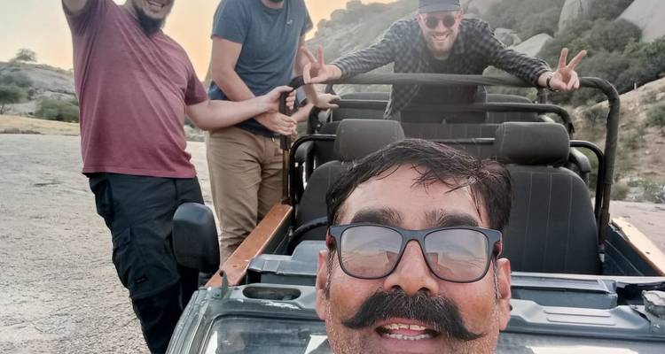 Groupe d'hommes posant avec une jeep.