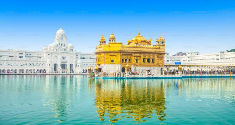 Bâtiment de temple doré avec reflet dans l'eau.
