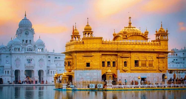 Bâtiment de temple doré avec les couleurs de l'aube dans le ciel.
