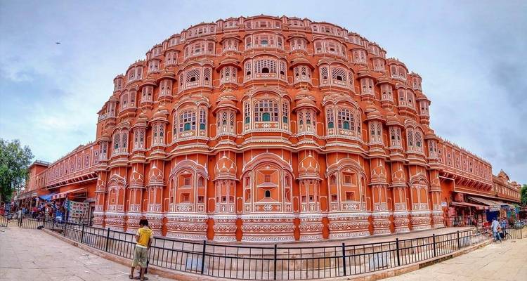 Hawa Mahal à Jaipur avec un ciel couvert.