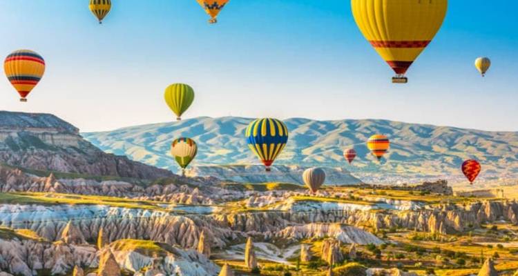 Heißluftballons, die über felsige Landschaften schweben.