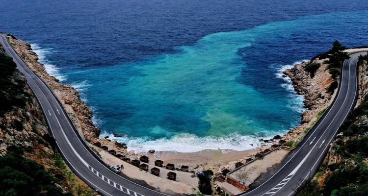 Meeresblick mit geteilten Straßen, die zu einer Bucht führen.