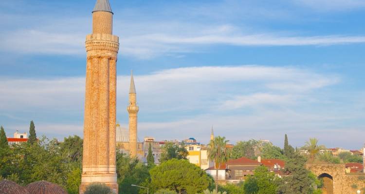 Historische Stadtsilhouette mit Minaretten.