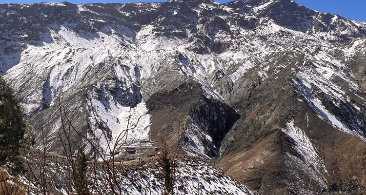 Montagnes enneigées au terrain rocheux.