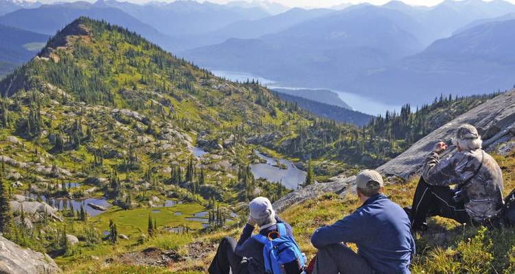 Wanderer ruhen sich aus und genießen die malerische Berglandschaft.
