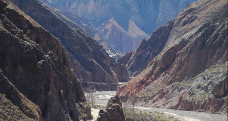 Een dramatisch landschap van steile, rotsachtige bergen.
