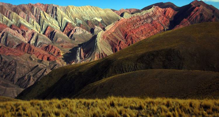 De Zeven Kleuren Heuvel, met zijn levendige rotsformaties in de Humahuaca-regio.