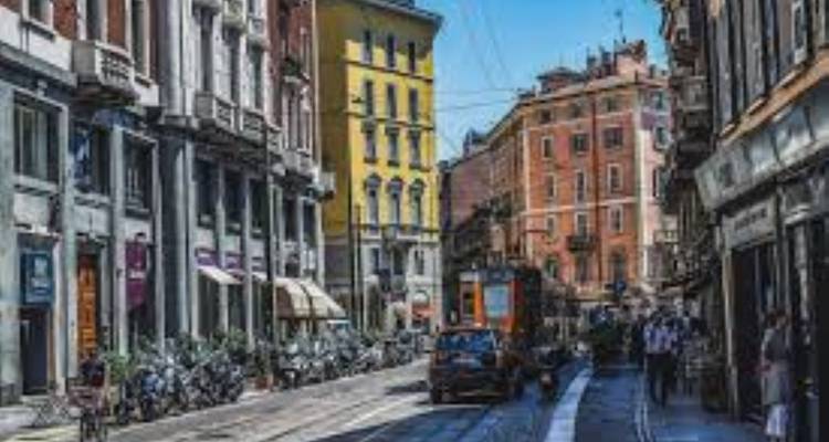 Vue de rue à Milan avec des gens et des tramways.