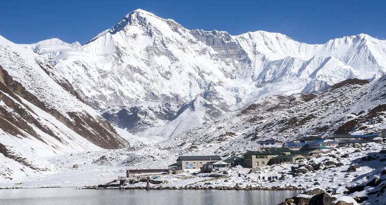 Pueblo de montaña con picos nevados.