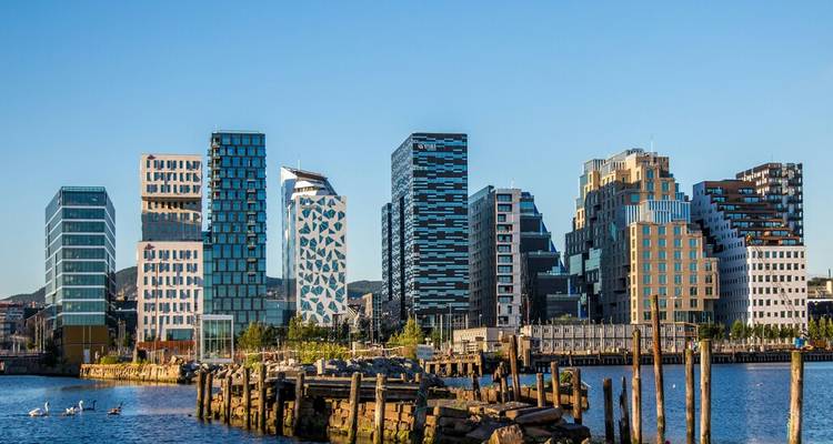 Skyline moderne aux gratte-ciel du quartier Barcode d'Oslo, vue depuis l'autre côté du front de mer par une journée dégagée.