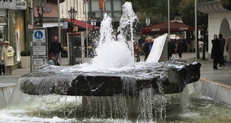 Gros plan d'une fontaine dans une place de ville.