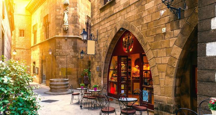 Terrasse de café dans une ruelle historique.