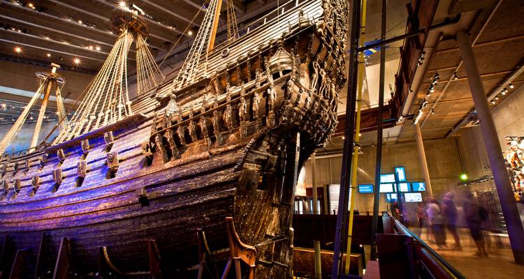 Interieur van het Vasa Museum met het massieve geconserveerde houten oorlogsschip uit de 17e eeuw.