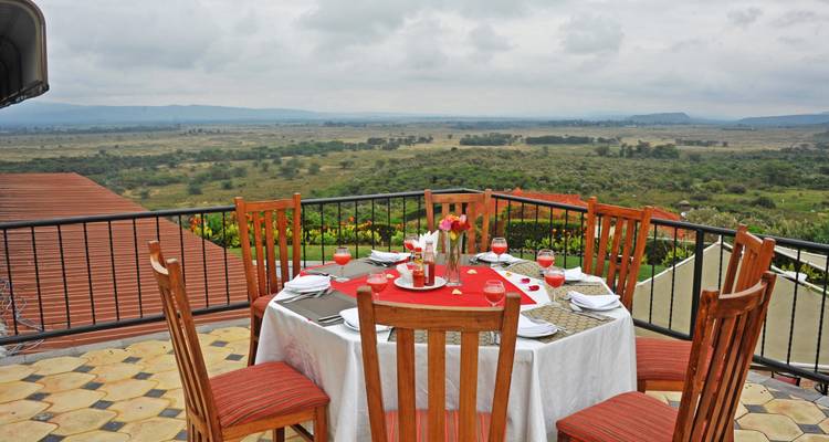 Table de repas extérieure avec vue panoramique.