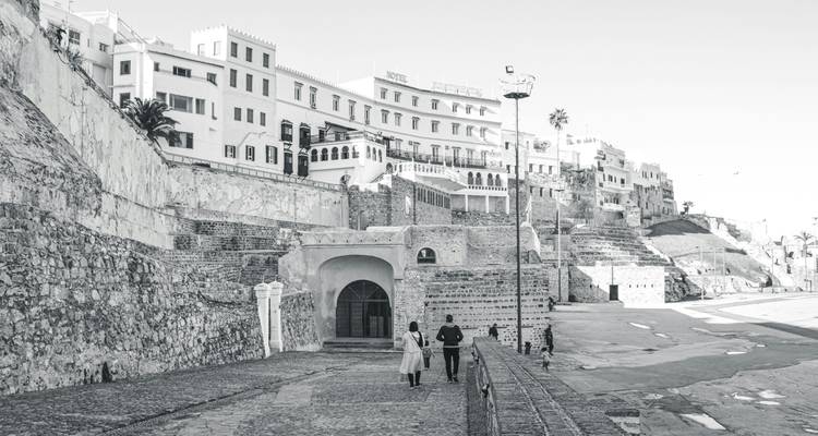 Une image en noir et blanc d'une ville côtière avec une architecture historique.