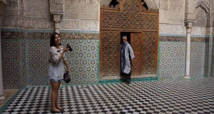 Bâtiment historique avec carrelage complexe et des personnes.
