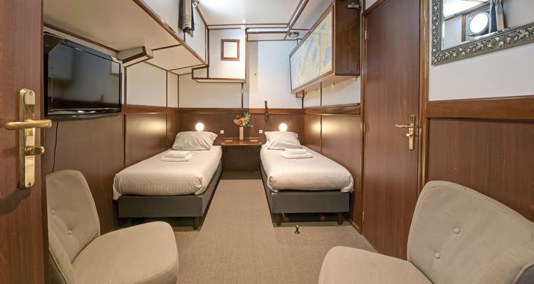 Kabine mit zwei Einzelbetten und moderner Einrichtung