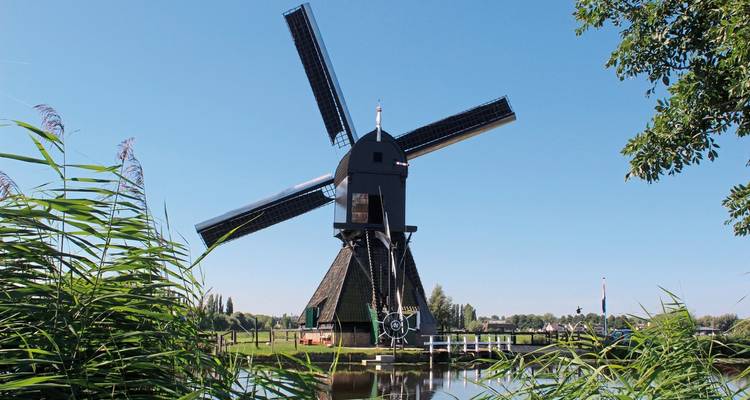 Traditionelle holländische Windmühle an einem Kanal.