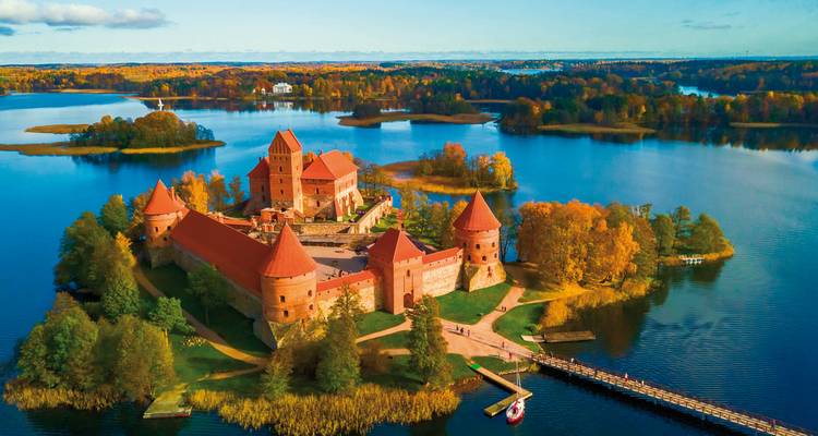 Trakai Inselburg inmitten von Herbstfarben und Wasser.
