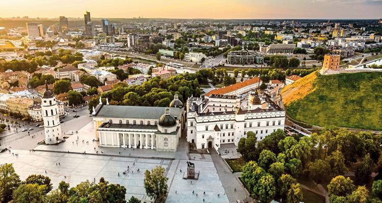 Vilnius Stadtbild mit historischer und moderner Architektur.