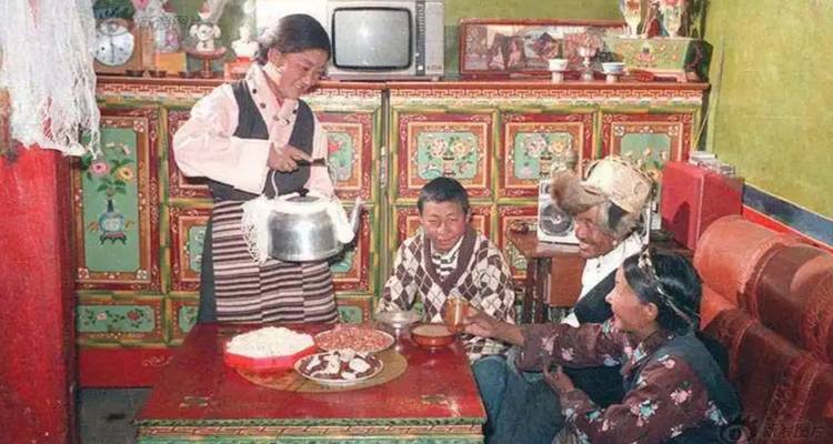 Une famille dans une maison traditionnelle partageant un repas ensemble.