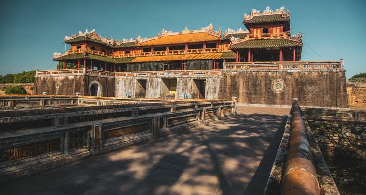 Historisches Gebäude mit detaillierter Dacharchitektur