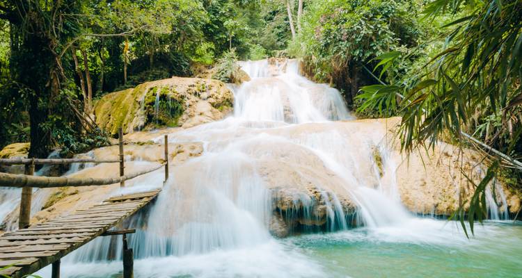 Schöner Wasserfall in einem üppigen Wald.