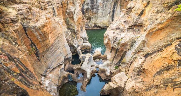 Unieke rotsformaties met waterpoelen in een canyon.