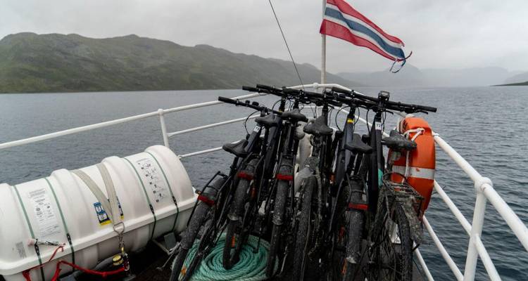 Bicicletas en la cubierta de un barco con bandera noruega.