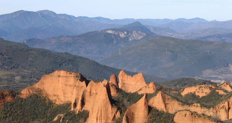 Las Médulas Felsformationen mit Bergkulisse.