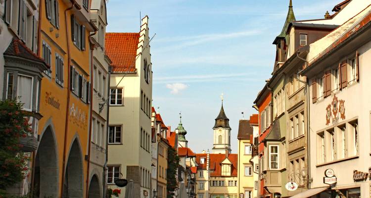 Vue de rue avec architecture historique et clochers ornés.