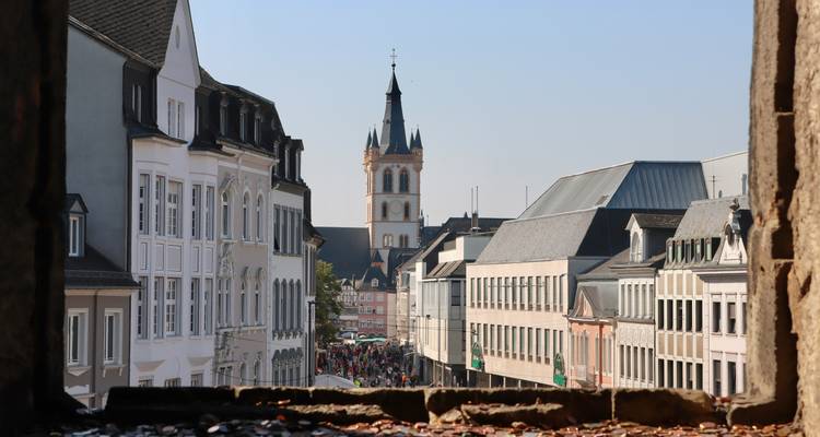 Vue historique de la ville avec une tour imposante