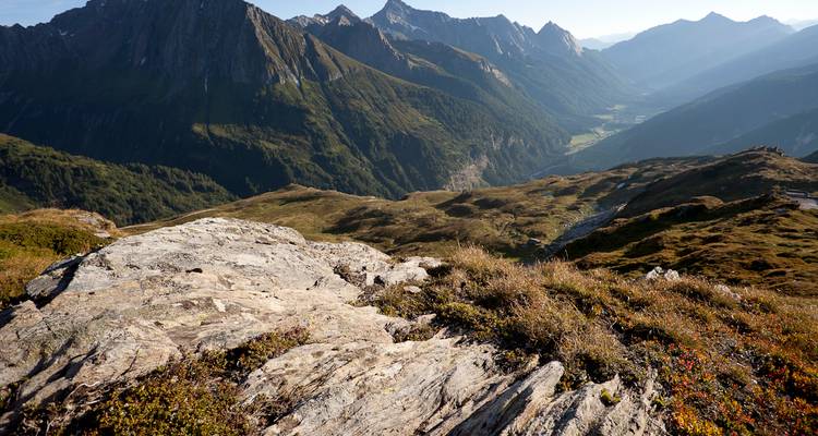 Bergblick mit felsigem Vordergrund