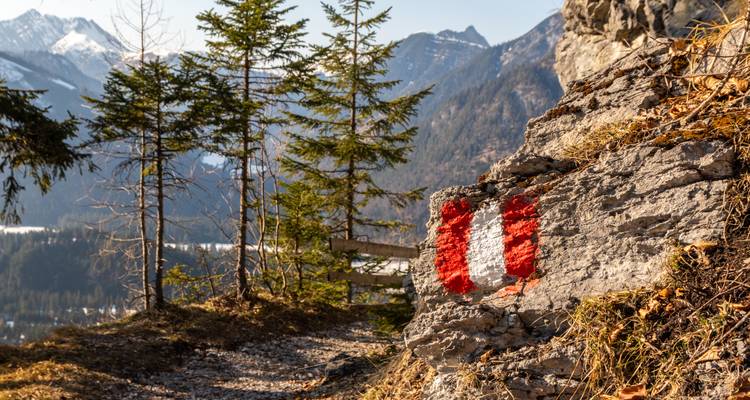 Markierter Wanderweg in bergigem Gebiet